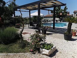 Apartments with Shared Pool Bertetic