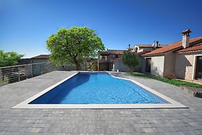 Apartments with Shared Pool Bertetic