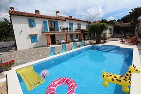 Apartments with Shared Pool Midea 2