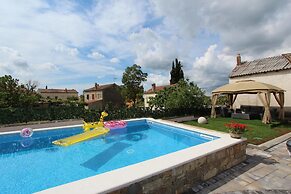 Apartments with Shared Pool Midea 2