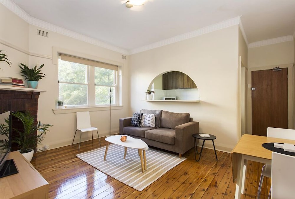 Bright Beachside Curlewis Apartment