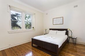 Bright Beachside Curlewis Apartment
