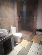 Naisar Sparkling White Apartment