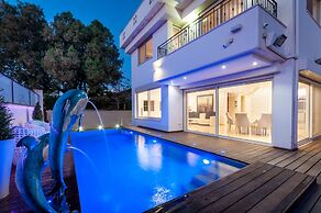 Luxurious Villa with great location