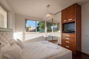 Luxurious Villa with great location