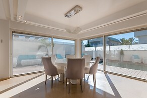 Luxurious Villa with great location
