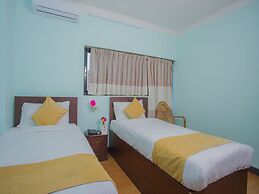 OYO 271 Hotel Golden Three