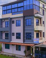 OYO 271 Hotel Golden Three