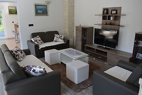 Holiday House 4M