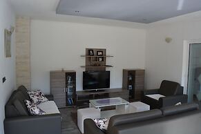 Holiday House 4M
