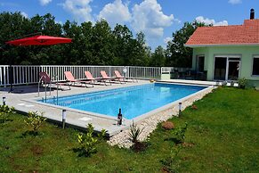 Holiday House 4M