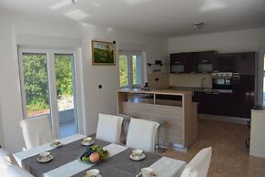 Holiday House 4M