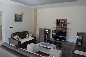 Holiday House 4M