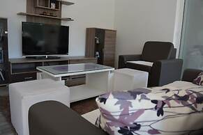Holiday House 4M