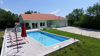 Holiday House 4M