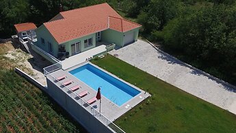 Holiday House 4M