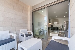 Best Location New Apt Full Amenities