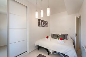 Best Location New Apt Full Amenities
