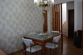 José & Ester House