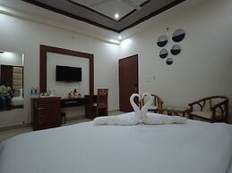 Kamay The Grand Alova