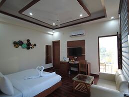 Kamay The Grand Alova
