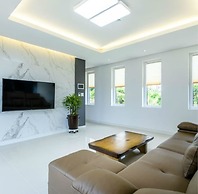 Chandelier Pension