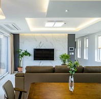 Chandelier Pension