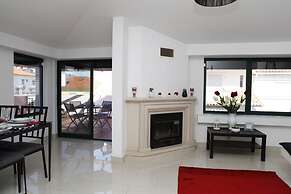 Wondrous Terrace Apartment in Cascais