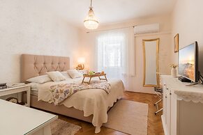 Apartments and rooms Perla