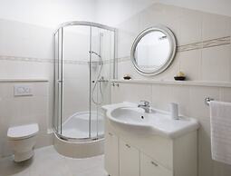 Split Center Suites