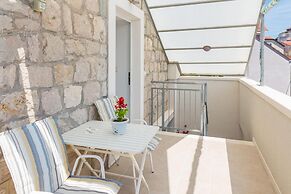 Split Center Suites