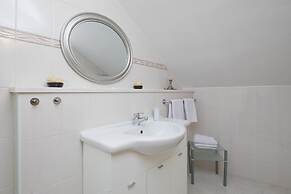 Split Center Suites