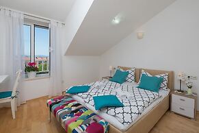Split Center Suites