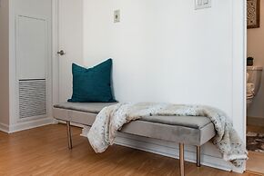QuickStay - Elegant & Modern Condo, CN Tower Views