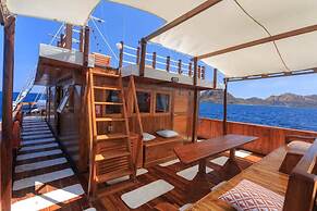 Helena Liveaboard