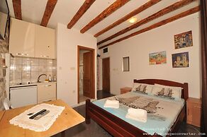 Una Apartments