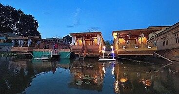 Shabrose Heritage Houseboats
