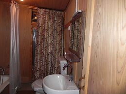 Shabrose Heritage Houseboats