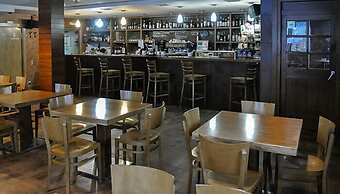 Hostal y Albergue Haizea - Hostel