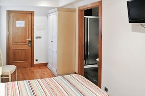 Hostal y Albergue Haizea - Hostel