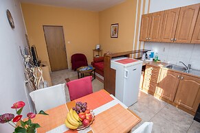 Apartments and Room Thea