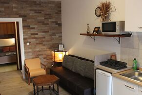 Apartments and Room Thea
