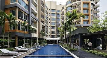 Locals Sathorn Siamese Nang Linchee