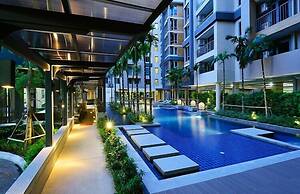 Locals Sathorn Siamese Nang Linchee