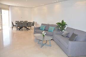 Renovated White 3BD next to Beach - Pool