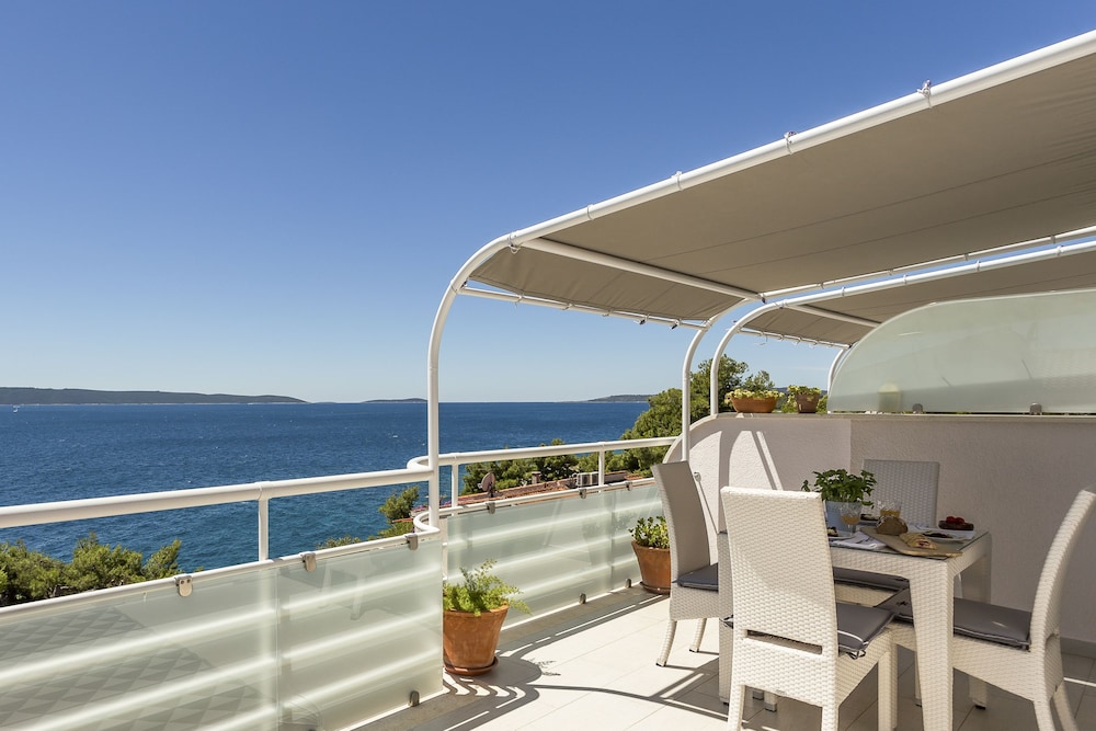 Villa Lola