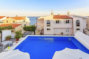 Villa Lola