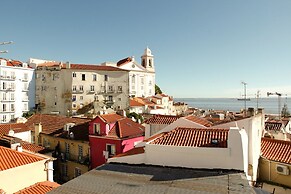 Best Terrace River view Alfama Apartment