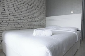 Modern and Comfortable Studio Apartment Springlake Summarecon near Sum