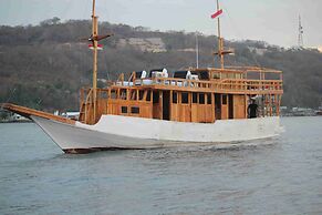 Boat Charter KM.Caroline